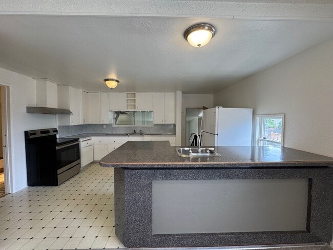 Building Photo - Cozy 4 bed 2 bath home in South Seattle