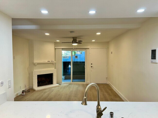 Building Photo - Beautiful finishes, MUST SEE! Renovated 1 bedroom condo in La Jolla Park Villas! Includes 1 COVER...