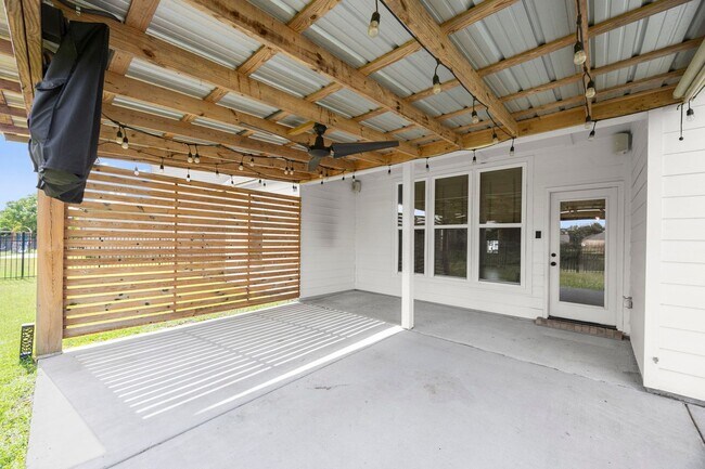 Building Photo - Beautiful 4-Bedroom Home in Parks at Water Oaks – Gonzales, LA