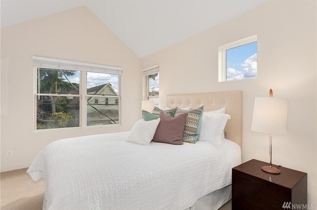 Building Photo - Stunning Townhome in the heart of Columbia City