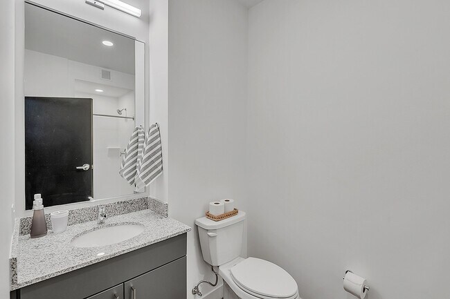 Broadway Studio Murphy - Bathroom - Broadview at Vanderbilt