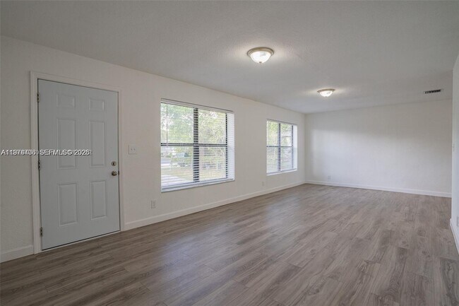 Building Photo - 650 SW 29th Ave