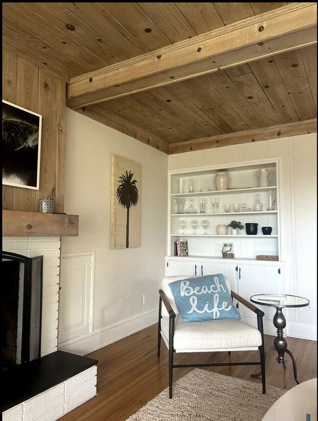 Building Photo - Your very own slice of Paradise...FURNISHE...