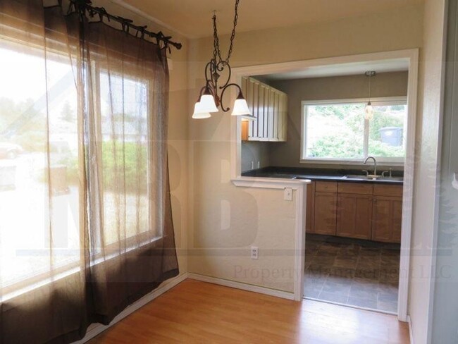 Building Photo - Beautiful Updated 3 Bedroom Rambler in Uni...