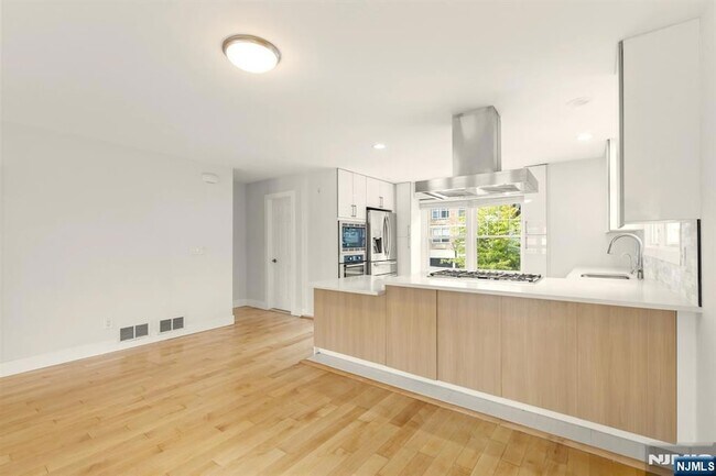 Building Photo - 6 Grand Cove Way