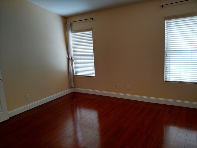 Building Photo - Beautiful Updated 4BD/3BA Two Story Home -...