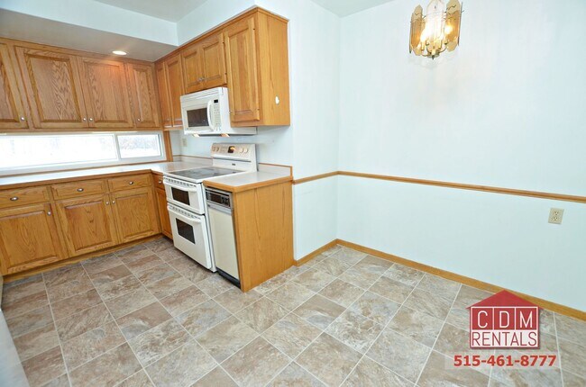 Building Photo - Cozy Ranch Home near Beaverdale