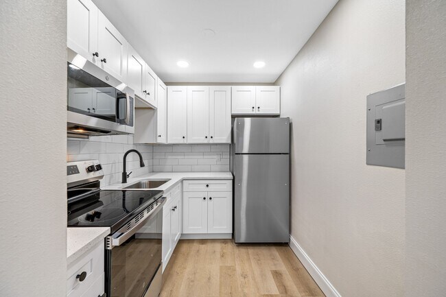 Building Photo - Davis Islands! RARE 3/2 FRESHLY RENOVATED,...
