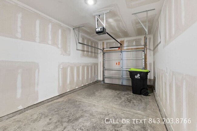 Building Photo - 2103 Victory Wy