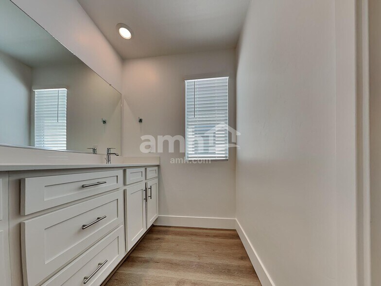 Building Photo - 9535 E Friedel Dr