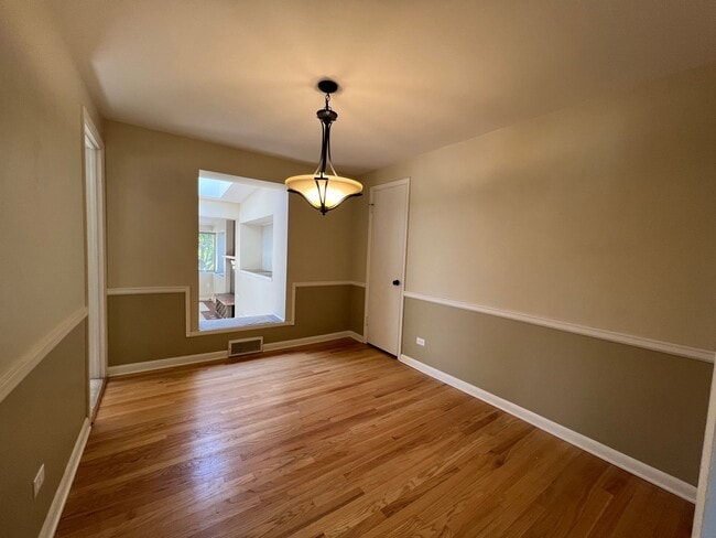 Building Photo - Mid Century Modern Ranch in Virginia Village!