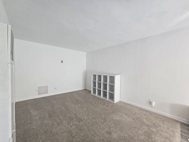 Building Photo - 417 &amp; 417 1/2 16th ST W