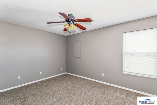 Building Photo - 3 bedroom, 2 bath duplex