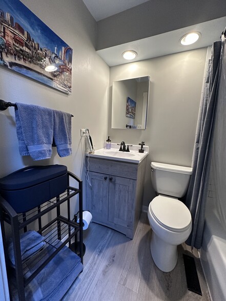 Full bathroom - 1846 N Hudson Ave