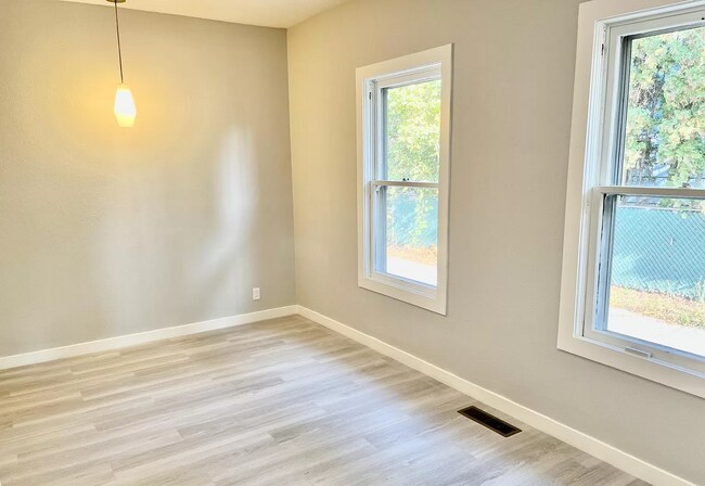 Dining Room - 5426 N Oberlin St