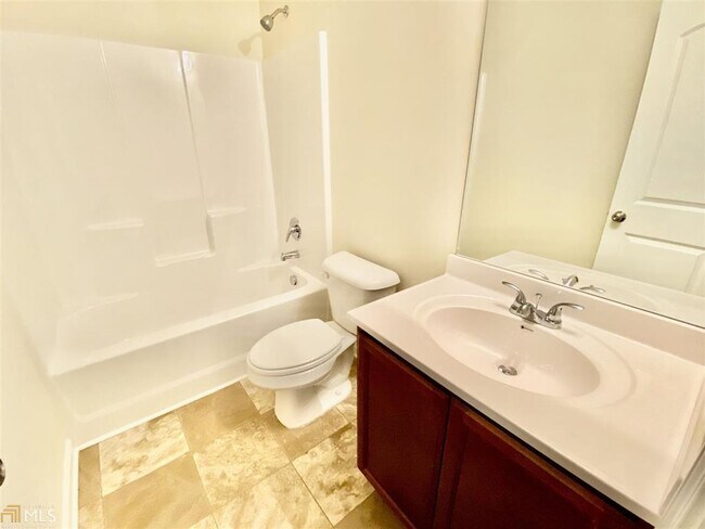 Building Photo - Wow! Like new, 3 bed, 2.5 baths, tile floo...