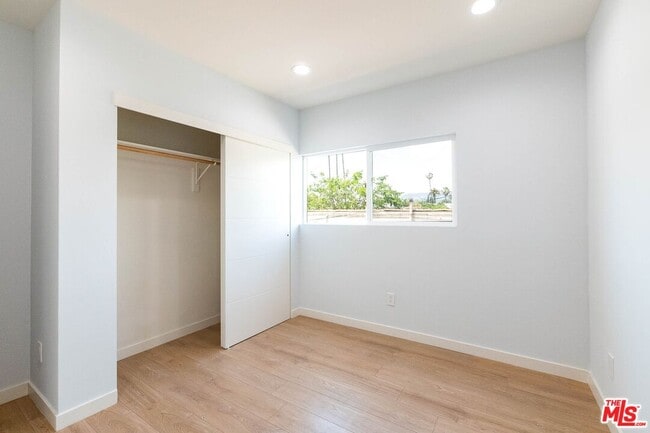 Building Photo - 758 1/2 N Ridgewood Pl