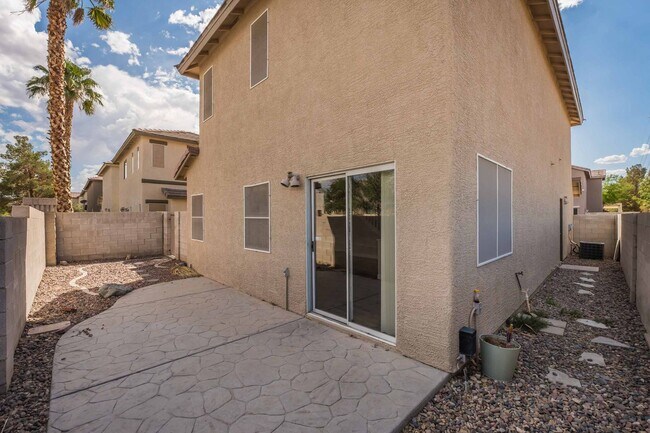 Building Photo - 3 BEDROOM HOUSE WITH OPEN FLOOR PLAN !!