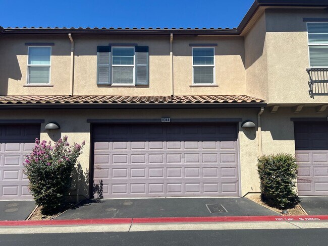 Building Photo - 3 Bd, 2.5 Ba Condo in Elk Grove