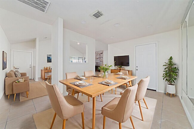 Building Photo - 5711 Longforest Dr