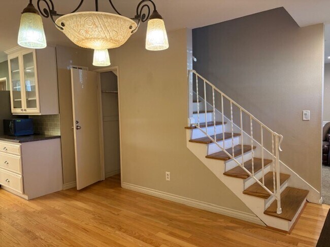 Building Photo - Beautiful Home