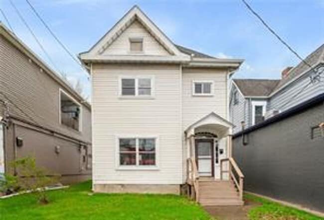 Building Photo - Charming 2-Bedroom Home with Tall Ceilings & Backyard Deck in Coraopolis