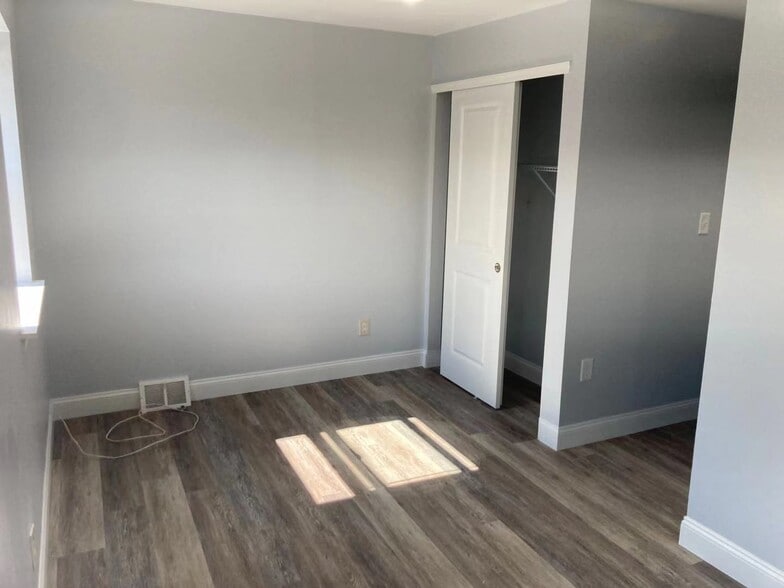 bed 2 - 3219 Hamilton St