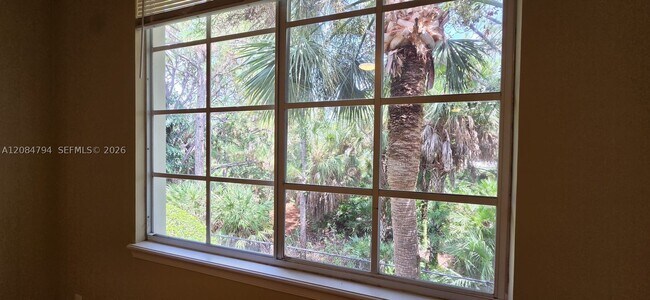 Building Photo - 2212 Myrtlewood Cir E