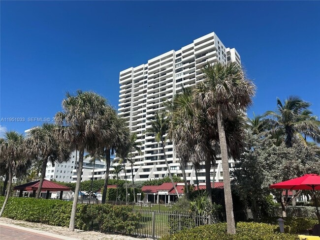 Building Photo - 2555 Collins Ave