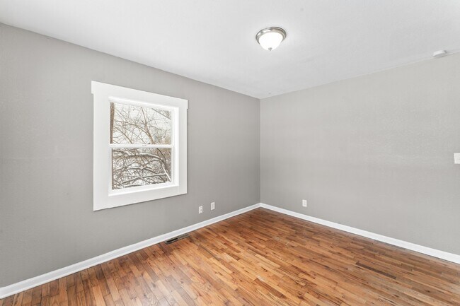 Building Photo - 2 Bedroom Home with Spacious Fenced In Yard!  1st Month's Rent is Free!*