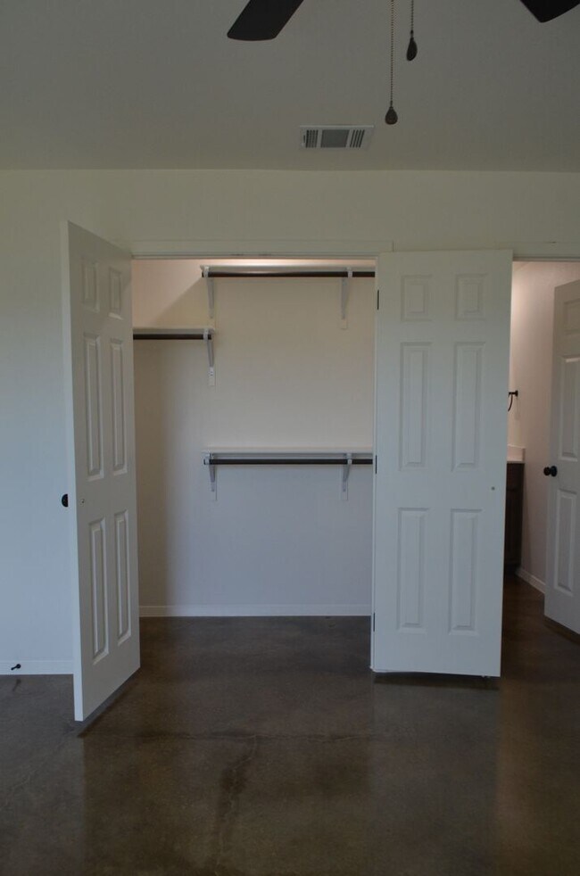 Building Photo - 983 Cline Dr