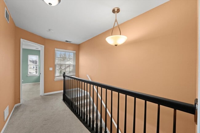 Building Photo - 2-Bedroom Townhouse in Waukegan - Gurnee School District