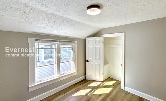 Building Photo - 3-Bedroom Townhome with Fenced Yard / Pet-...