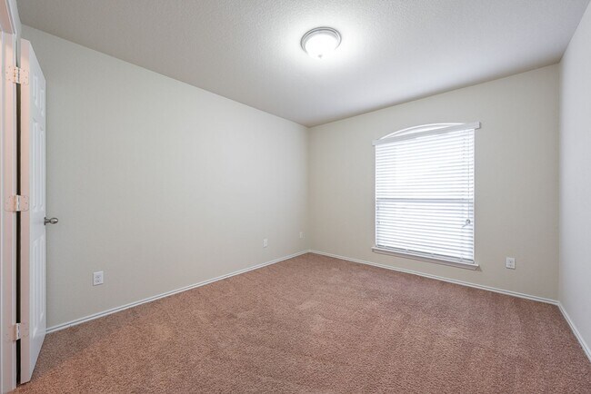 Building Photo - Spacious 3-Bedroom, 2-Bath Home in Lake Po...