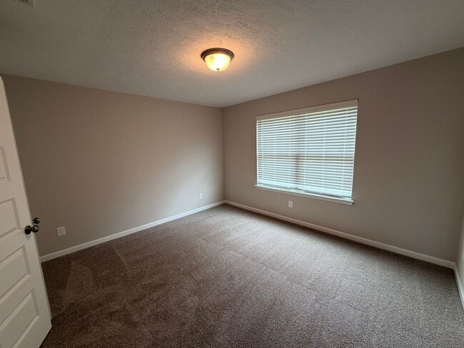 Building Photo - Brand New 4 Bed 3 Bath Townhome In Shelbyville