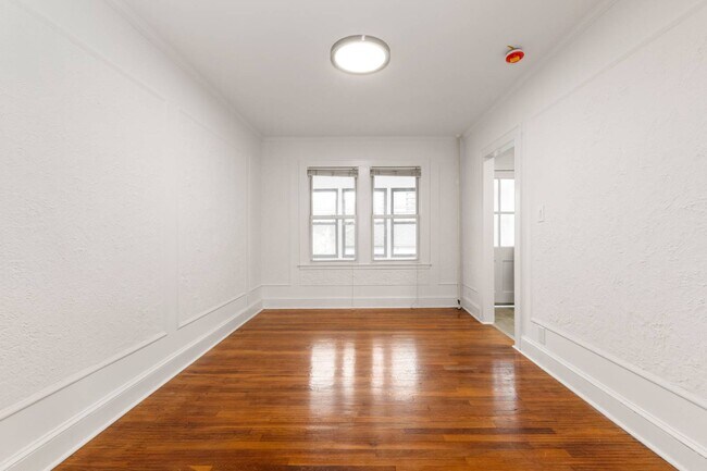 Building Photo - 67-135-135 Burns St