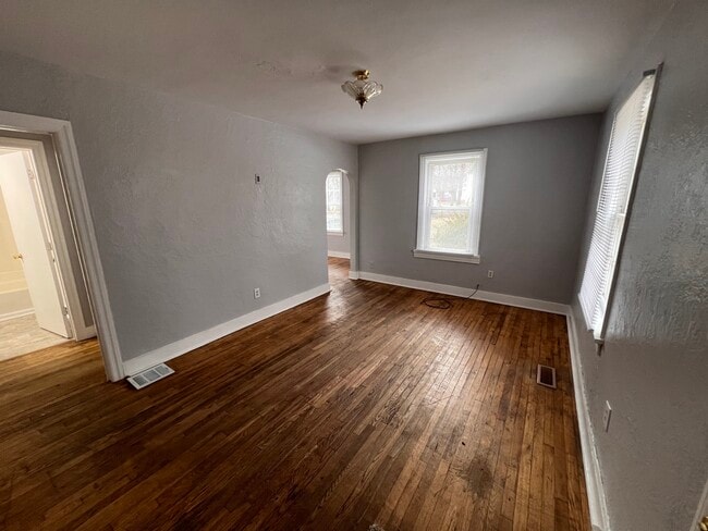 Building Photo - 606 Kingwood Dr