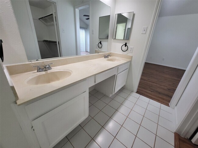 Building Photo - 13839 Walnut Hollow Ln