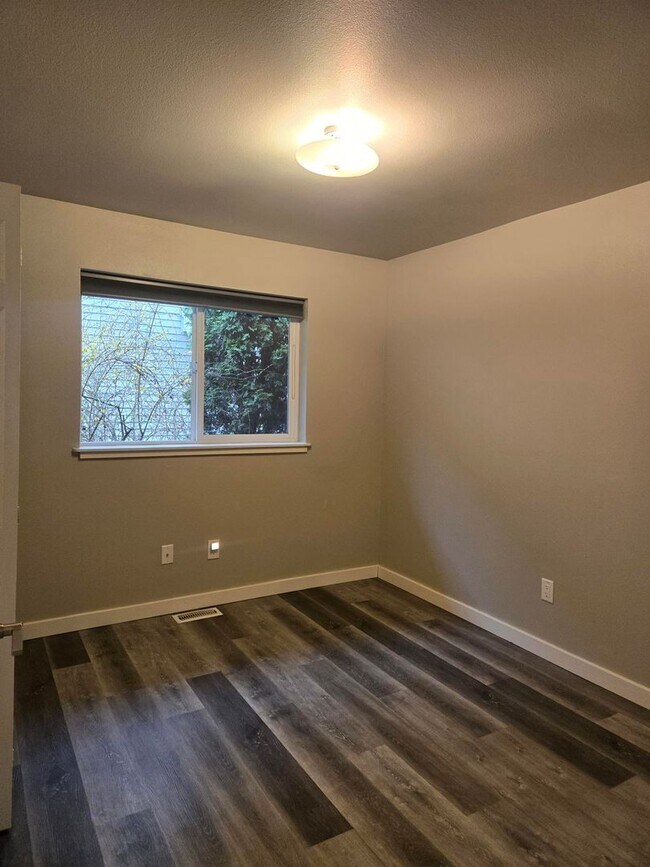 Building Photo - 702 E Street