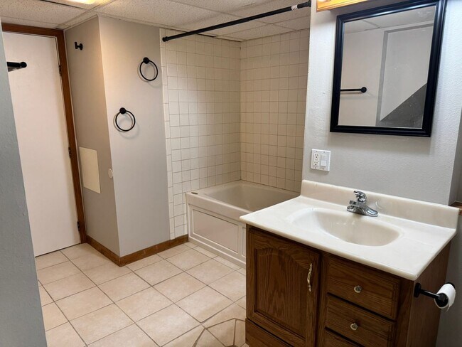 Building Photo - 5 Bedroom ,3 bathroom Single Family Unit