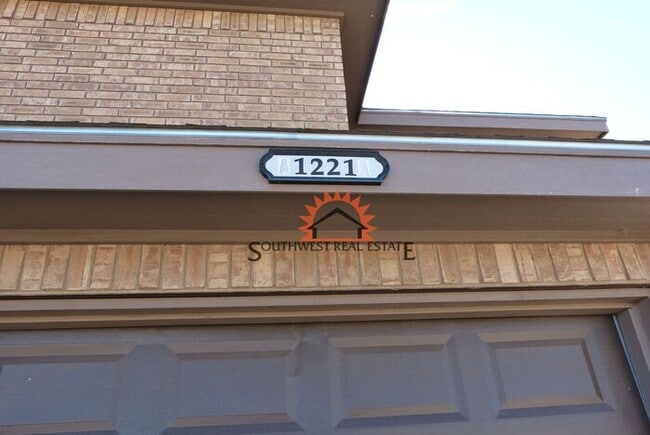 Building Photo - Spacious- 2 bedroom 2.5 bath 1 car garage apartment