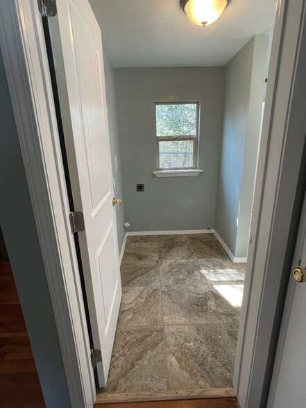 Bathroom Entry - 226 Viro Cir