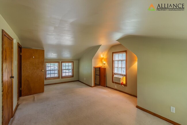 Building Photo - 360° VIRTUAL TOUR ~ Spacious home close to...