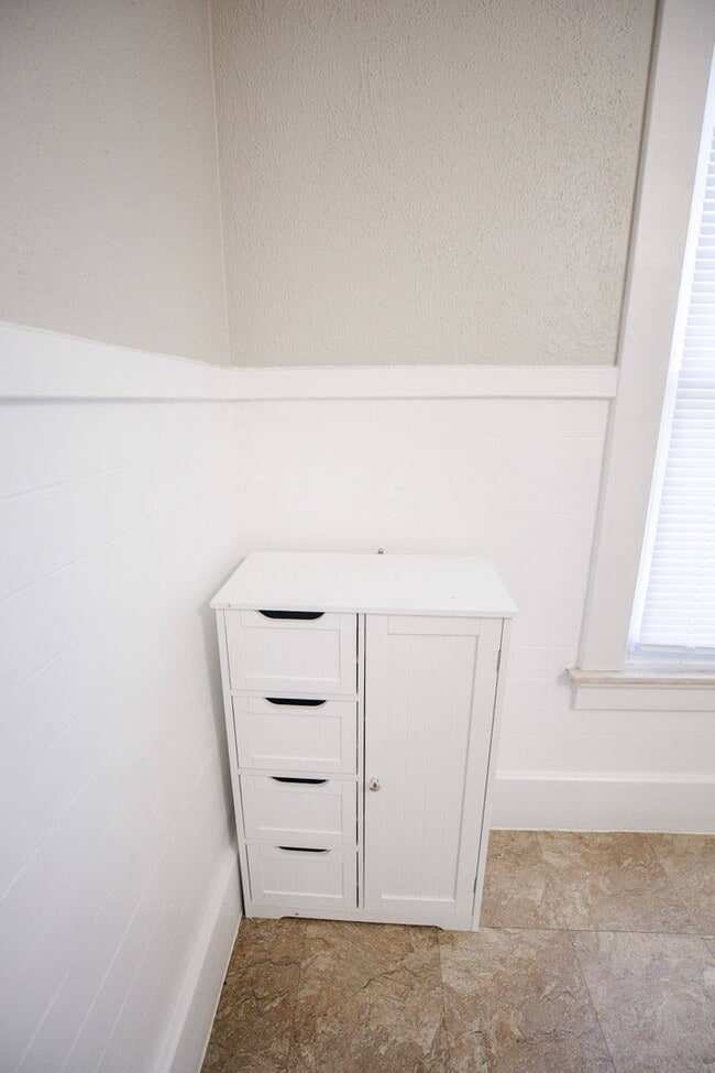 Building Photo - Spacious and Beautidul Four Bedroom Home!