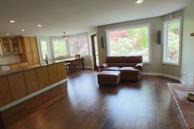 Building Photo - Beautiful 4BR/3BA Home in Steilacoom – Minutes to JBLM