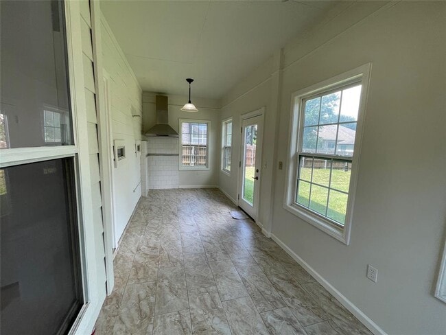 Building Photo - 10401 Yellowstone Dr