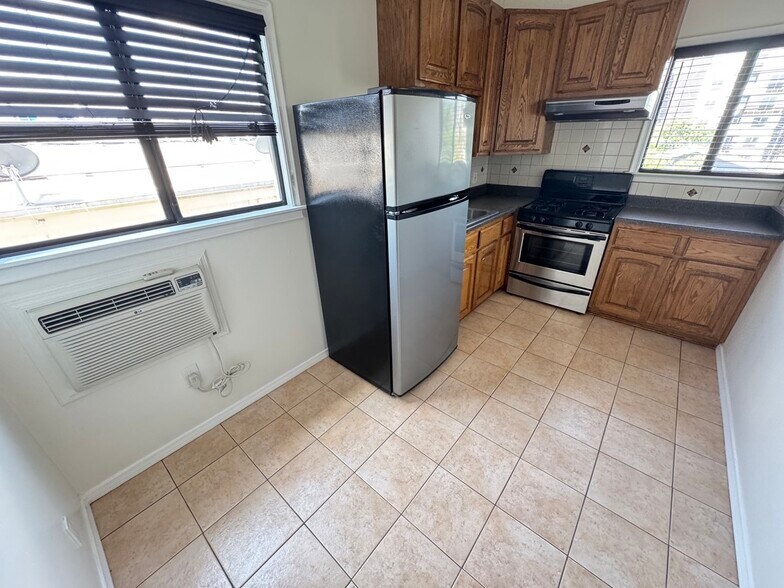 Building Photo - 1341 N Bronson Ave