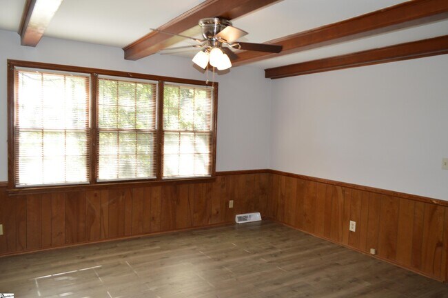 Building Photo - 206 Hillside Dr