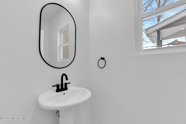 Building Photo - 211 Dewitt Ave