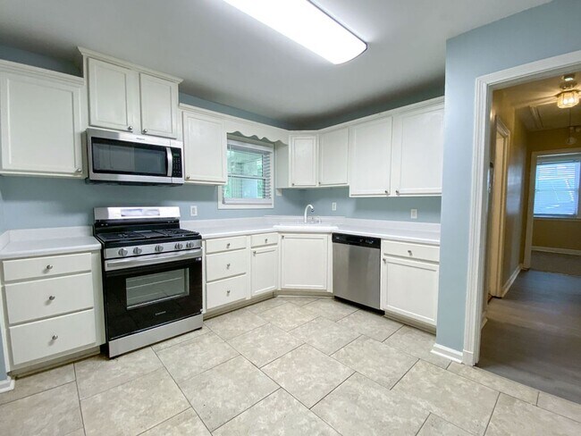 Building Photo - 2 Bedroom, 1 Bathroom Near N Graham and Sa...